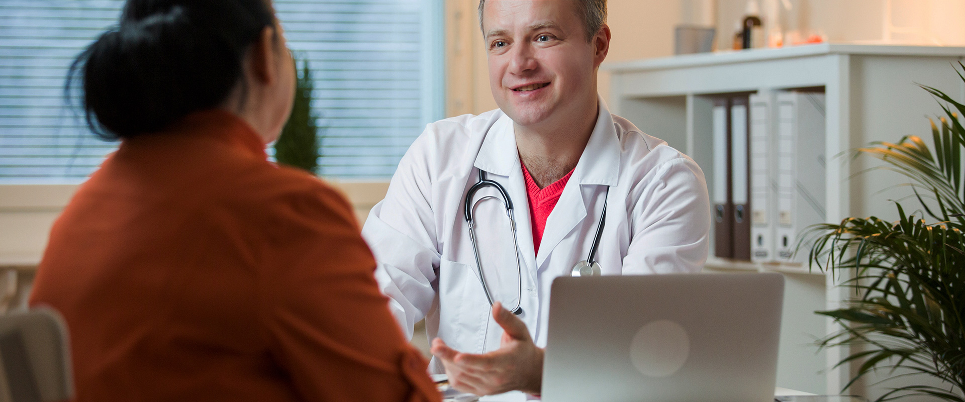 apotheker mit patientin